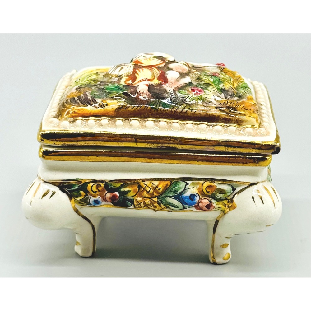 Capodimonte Trinket Box Cherub Putti‎ Relief Footed White Gold Ceramic Italy